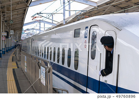 岡山駅を出発する東海道山陽新幹線、のぞみ号N700A系 49760896