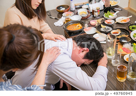 酔いつぶれる男性を介抱する 酔いつぶれる男性を介抱する 49760945