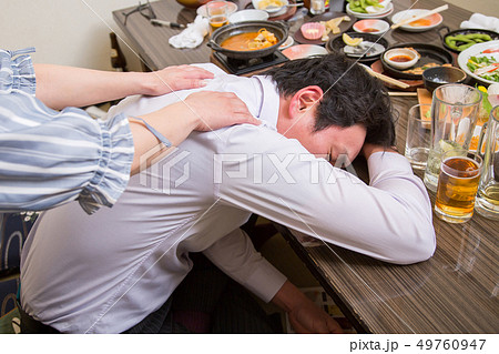 酔いつぶれる男性を介抱する 酔いつぶれる男性を介抱する 49760947