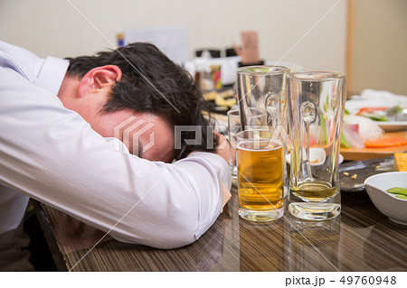 酔いつぶれる男性を介抱する 49760948