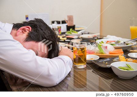 酔いつぶれる男性を介抱する 49760950