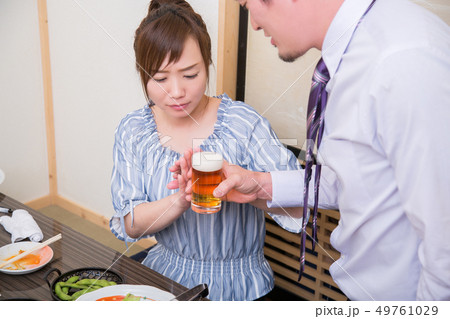 お酒を断る女性 49761029