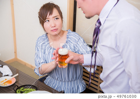 お酒を断る女性 49761030