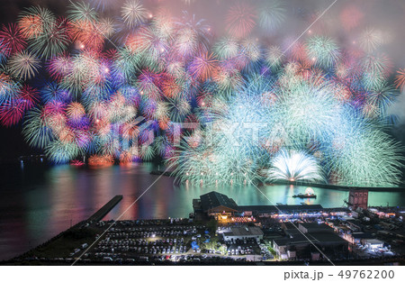 三重県紀北町 きほく燈龍祭の花火の写真素材 49762200 Pixta