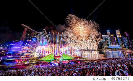 シンガポール・マリーナベイの夜景と花火 49762275
