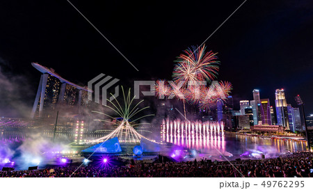 シンガポール・マリーナベイの夜景と花火 49762295