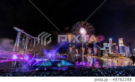 シンガポール・マリーナベイの夜景と花火 シンガポール・マリーナベイの夜景と花火 49762298