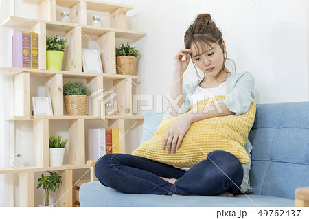 若い女性　体調不良 49762437