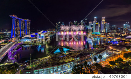 シンガポール・マリーナベイの夜景と花火 49763004