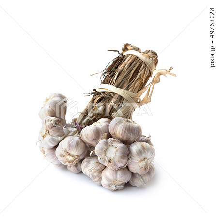 Bunch of organic garlic cloves isolated on white 49763028