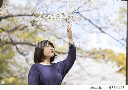 桜を鑑賞する女性 49764143