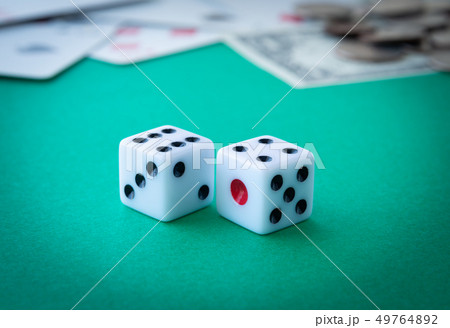サイコロ　ギャンブル　ダイス　ゲーム 49764892