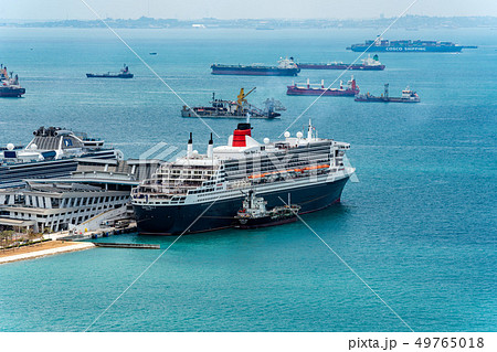 シンガポール港に停泊中の豪華客船 Queen Mary 2 シンガポール港に停泊中の豪華客船 Queen Mary 2 49765018