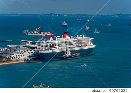 シンガポール港に停泊中の豪華客船 Queen Mary 2 シンガポール港に停泊中の豪華客船 Queen Mary 2 49765025