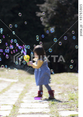 しゃぼん玉で遊ぶ女の子 しゃぼん玉で遊ぶ女の子 49765805