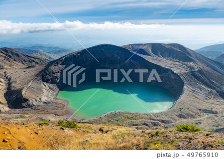 宮城蔵王の御釜エメラルドグリーンの火口湖五色沼と五色岳 49765910