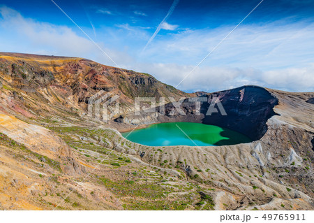 宮城蔵王の御釜エメラルドグリーンの火口湖五色沼と五色岳 宮城蔵王の御釜エメラルドグリーンの火口湖五色沼と五色岳 49765911