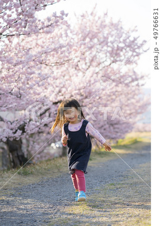 走る女の子 走る女の子 49766631