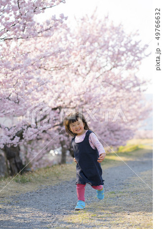 走る女の子 49766632