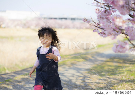 走る女の子 49766634