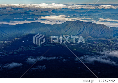 富士山山頂から見る朝霧高原と影富士 49767442