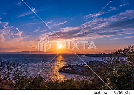 富士山と江の島の夕日コラボレーション(湘南 大崎公園) 富士山と江の島の夕日コラボレーション(湘南 大崎公園) 49769087