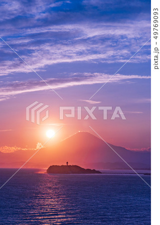 富士山と江の島の夕日コラボレーション(湘南 大崎公園) 富士山と江の島の夕日コラボレーション(湘南 大崎公園) 49769093