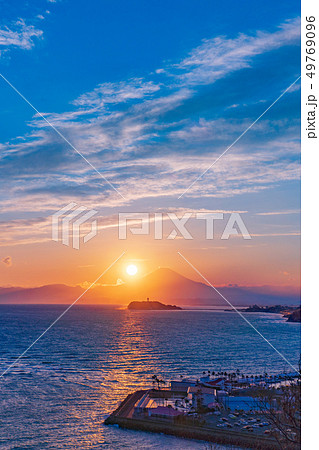 富士山と江の島の夕日コラボレーション(湘南 大崎公園) 富士山と江の島の夕日コラボレーション(湘南 大崎公園) 49769096