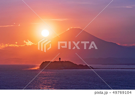 富士山と江の島の夕日コラボレーション(湘南 大崎公園) 富士山と江の島の夕日コラボレーション(湘南 大崎公園) 49769104