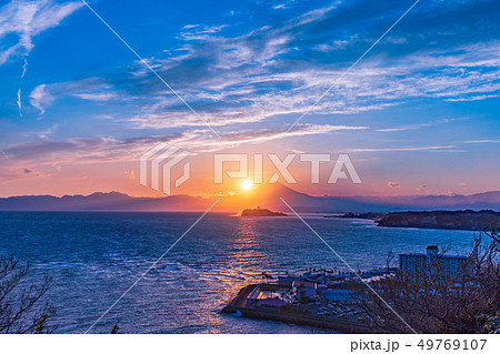 富士山と江の島の夕日コラボレーション（湘南　大崎公園） 49769107