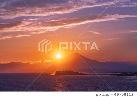 富士山と江の島の夕日コラボレーション（湘南　大崎公園） 49769112