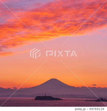 富士山と江の島の夕日コラボレーション（湘南　大崎公園） 49769126