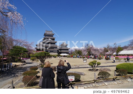 信州　松本　国宝　観光客で賑わう　春の松本城　現存１２天守のひとつ　松本観光の中心 49769462
