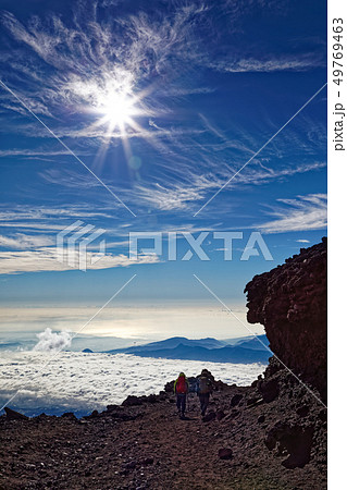 富士山を下山する登山者と箱根・湘南方面の眺め 49769463