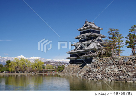 信州　松本　初春の国宝松本城　内堀と北アルプス　常念岳　現存１２天守のひとつ（２０１９年春） 49769795