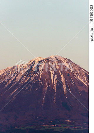 夕焼けの大山（鳥取県） 49769902