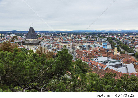 オーストリア グラーツ シュロスベルクの丘からの風景と時計台の写真素材