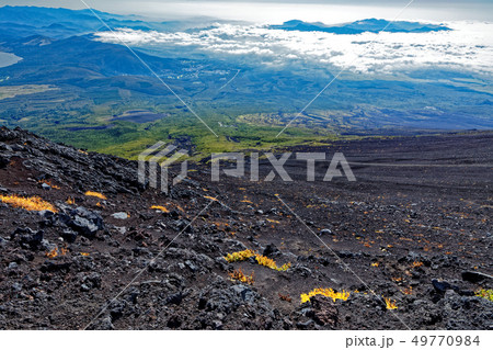 富士山・砂走り下山道と箱根方面の山並み 富士山・砂走り下山道と箱根方面の山並み 49770984