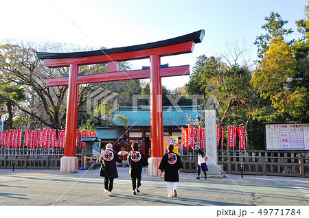 静岡浅間神社の大歳御祖神社鳥居と社殿と参拝者 静岡浅間神社の大歳御祖神社鳥居と社殿と参拝者 49771784
