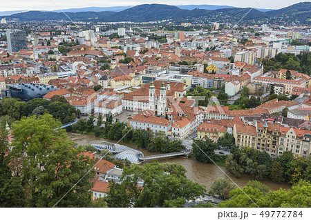 オーストリア グラーツ シュロスベルクの丘から見えるムーアインゼルの写真素材