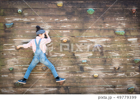 壁を登る女の子 49779399