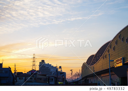 夕暮の南武線稲城長沼駅 49783332