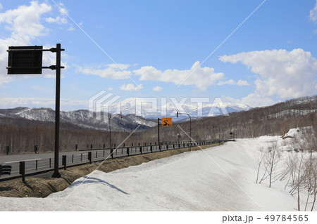 雪原の彼方に見るニセコ連峰 49784565