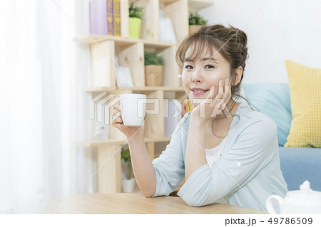 若い女性 若い女性 49786509