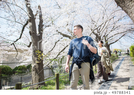 日本を旅するフランス人 49788341