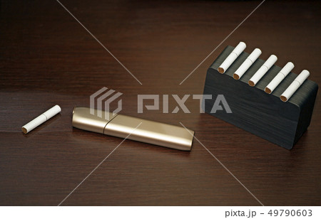 electronic smoke device wooden clock table nobody  49790603