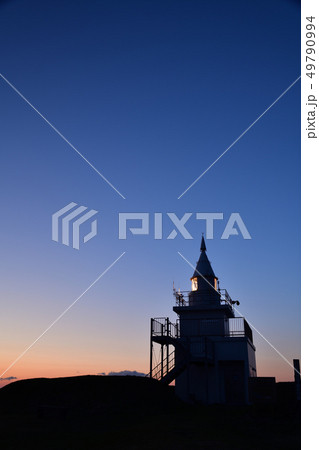 北海道江差町鴎島で鴎島灯台の夕暮れの風景を撮影 北海道江差町鴎島で鴎島灯台の夕暮れの風景を撮影 49790994