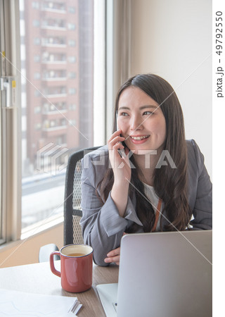 デスクから電話(女性) デスクから電話(女性) 49792550