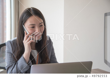 デスクから電話(女性) デスクから電話(女性) 49792553