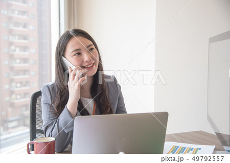 デスクから電話(女性) デスクから電話(女性) 49792557